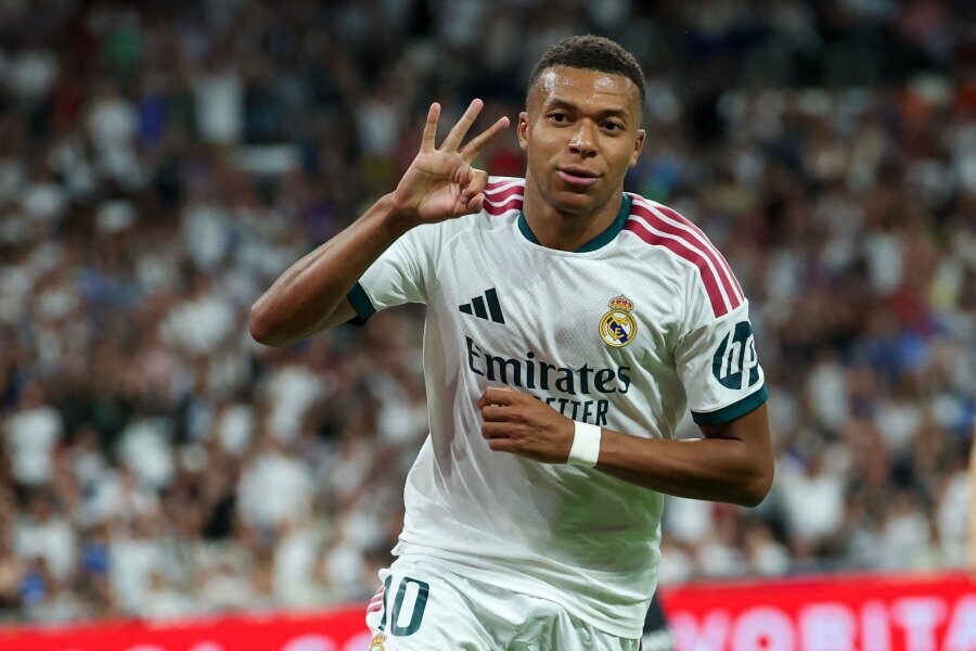 Real crushes Real Sociedad at home, and K. Mbappe scores a hat-trick.