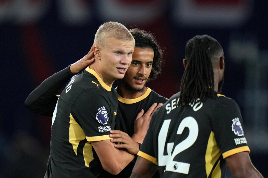 Manchester City crushed Crystal Palace away.