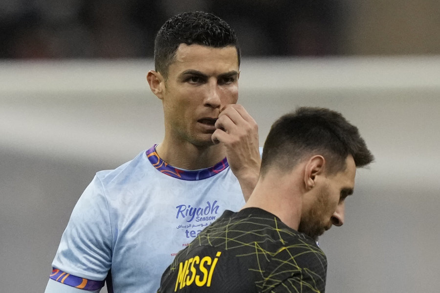 C. Ronaldo bent down to L. Messi, who ended his career with the national team.