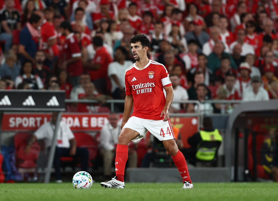 T. Araujo signed a long-term contract with Benfica club.