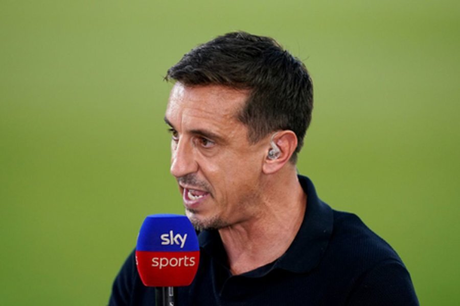 G. Neville points to the weak spot in Manchester United's squad.