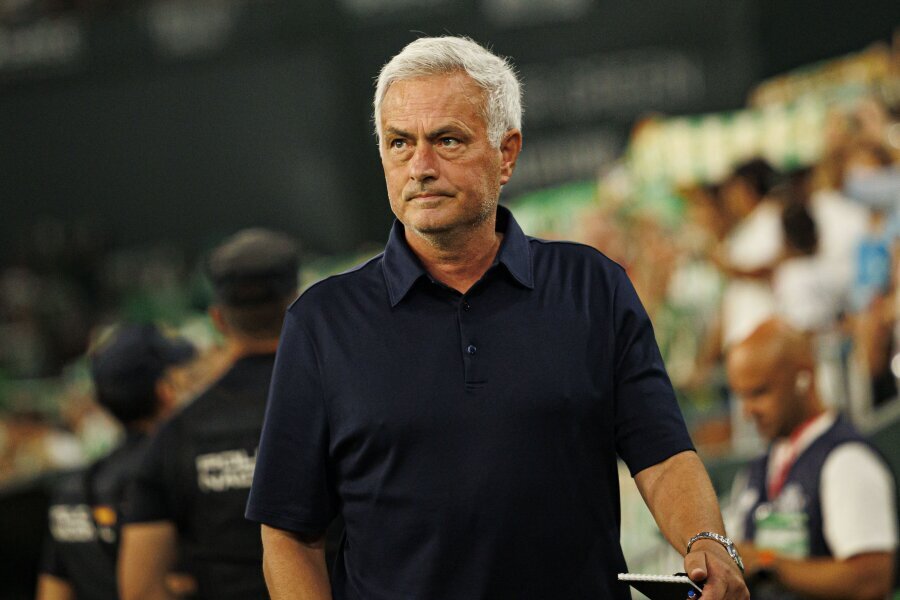 J. Mourinho points finger at referee after poor 'Real' series against 'Betis'
