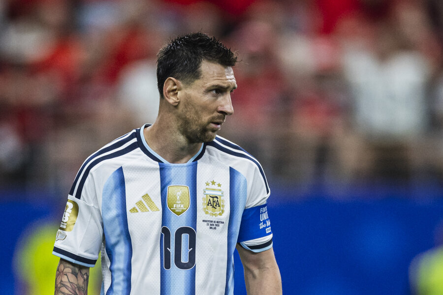 Raphinha's angry wife pointed her finger at L. Messi