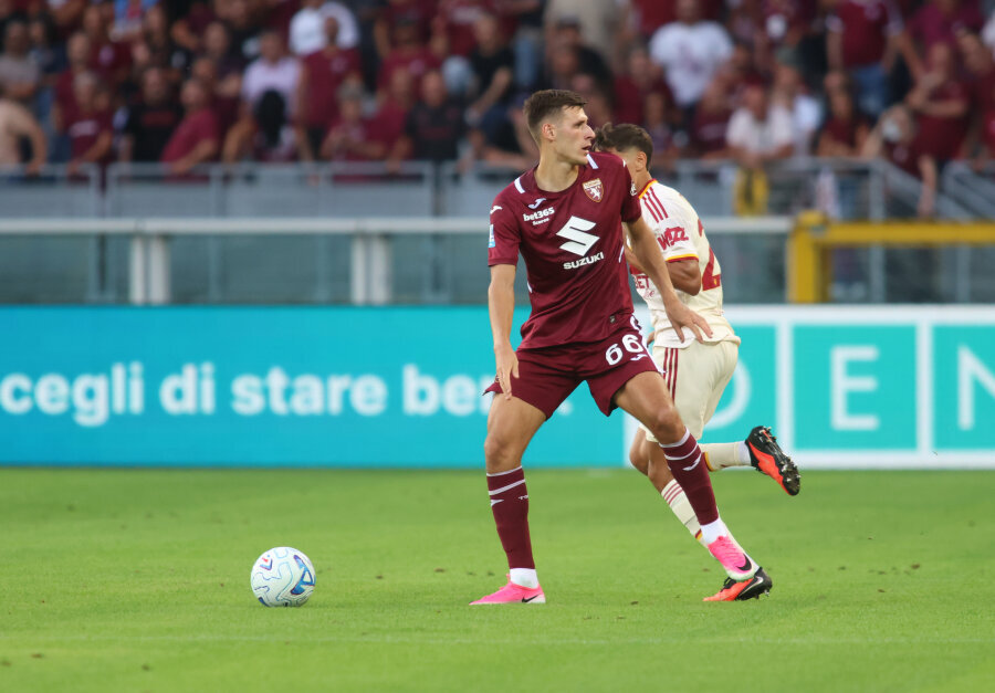 G. Gineitis played a half while 'Torino' fell to the 'Serie A' leaders.