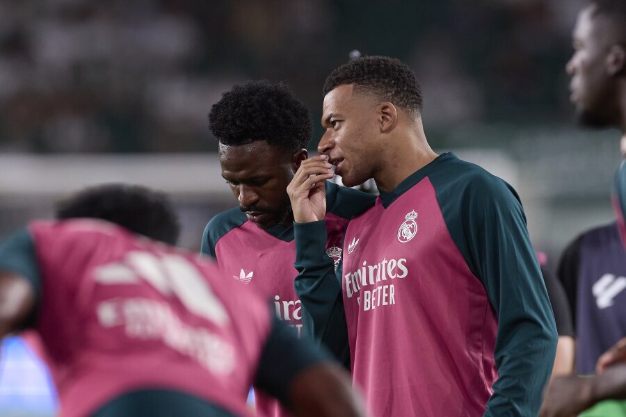 Disturbing 'Real' Signs: K. Mbappe and Vinicius Still Overlapping Positions During Matches