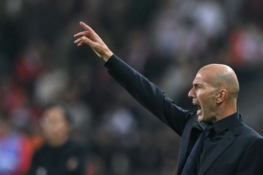 Z. Zidane's debut was victorious, but K. Mbappe, who scored the goal, suffered an injury.