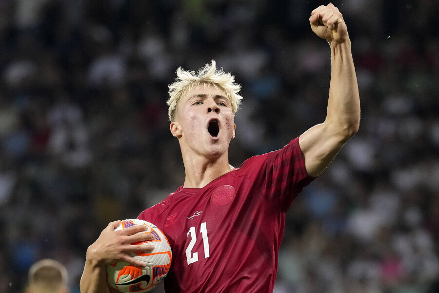 R. Hojlund celebrated in C. Ronaldo style and pushed the Portuguese coach.