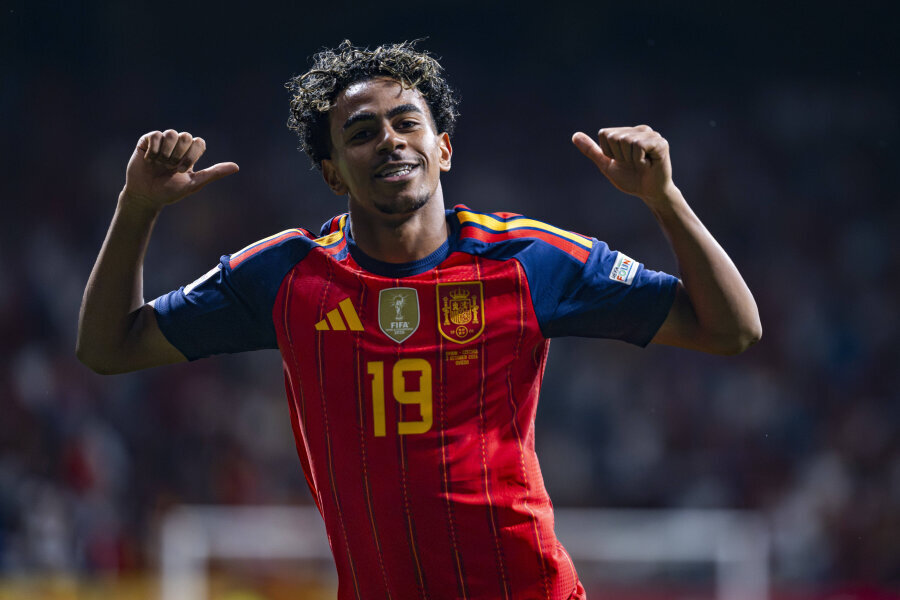 Remarkable L. Yamalia's goal helped Spain overcome Czech Republic