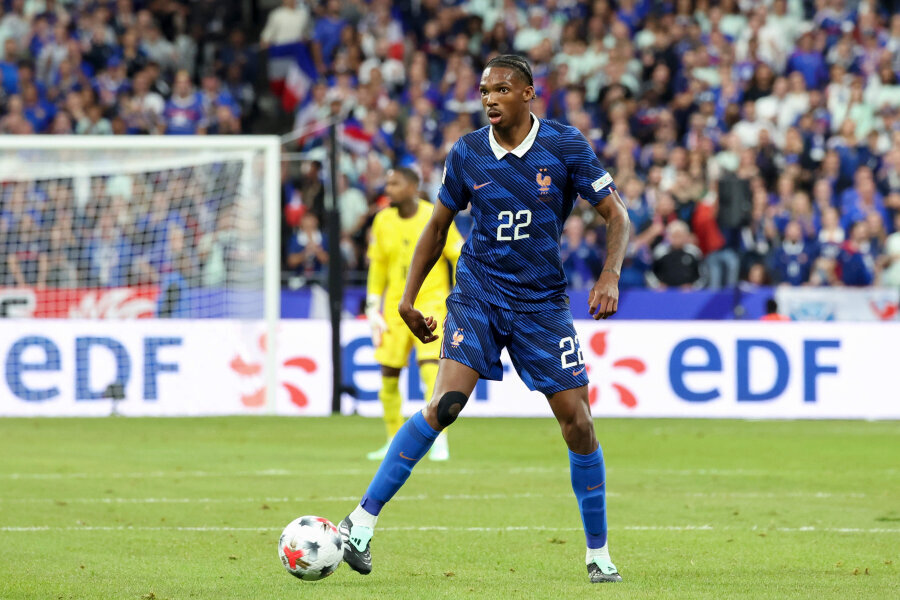 Frenchman J. Jaquet highlighted his fellow countryman as an ideal in football.