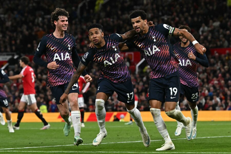 Manchester United dropped points against Tottenham, who were left with ten players.